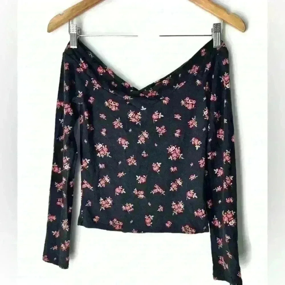 Black Pink Floral V-Neck Long Sleeve Small Witchy Emo Goth Romantic Feminine Top